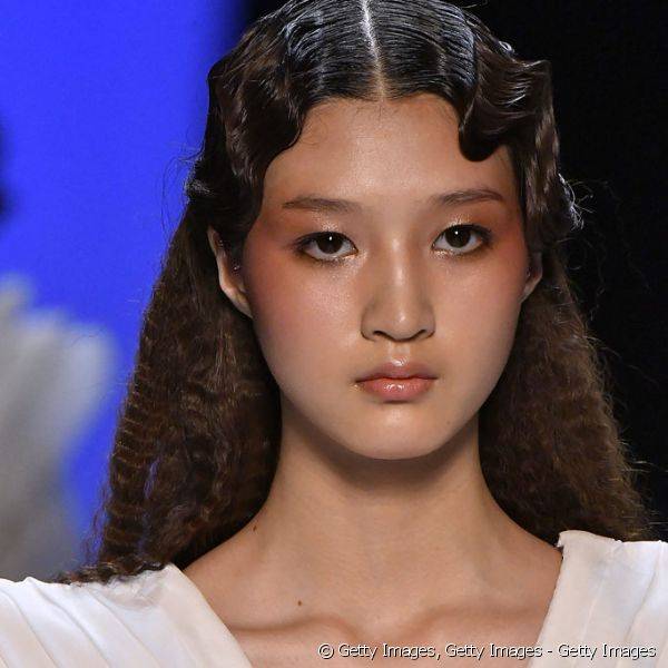 O blush nas laterais do rosto foi usado nas modelos do desfile de Jean Paul Gaultier (Foto: Getty Images)